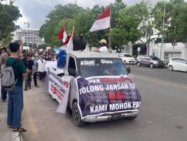 Massa dari Aliansi Relawan Pekerja Dapur Makan Bergizi Gratis Kota Batam menggelar aksi damai di depan Gedung DPRD Kota Batam, sabtu 20 Juni 2026 