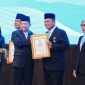 Gubernur Kepri Ansar Ahmad menerima piagam tanda kehormatan Satyalancana Wira Karya Bidang Pemerintahan dalam Pengelolaan, Pengembangan, dan Pembangunan Kelautan dan Perikanan Tahun 2025 dari Mendagri Muhammad Tito Karnavian di Jakarta, Senin (1/6/2026). (Humas Mendagri)