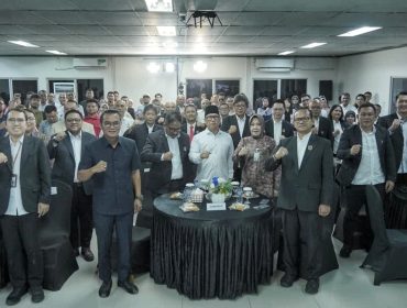 Wakil Gubernur Kepri Nyanyang Haris Pratamura (tengah) berfoto bersama Dewan Keselamatan dan Kesehatan Kerja (DK3) Provinsi Kepulauan Riau yang baru dikukuhkan di Kantor Tribun Batam, Selasa (9/6/2026). 