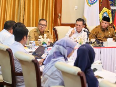 Gubernur Kepri Ansar Ahmad didampingi Wagub Nyanyang Haris Pratamura dan Kadinsos Mahadi Rahman memimpin Rakor Persiapan Pembangunan Sekolah Rakyat di Provinsi Kepulauan Riau yang digelar di Gedung Daerah, Tanjungpinang, Senin (15/6/2026) 