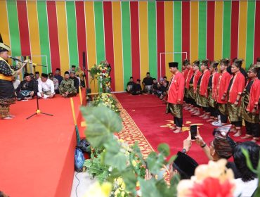 Ketua LAM Kepulauan Riau, Raja Al-Hafiz Raja Ismail mengukuhkan Hulubalang Lembaga Adat Melayu Kepulauan Riau Masa Khidmat 2026-2027 di Balai Adat Seri Indra Sakti, Tanjungpinang, Senin (8/6/2026). 