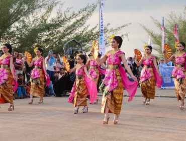Sejumlah kontingen yang menampilkan kekayaan budaya Nusantara tampil dengan busana adat, pertunjukan seni tradisional, serta berbagai atraksi budaya yang mencerminkan keberagaman Indonesia.