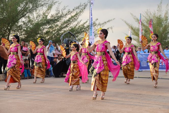 
					Sejumlah kontingen yang menampilkan kekayaan budaya Nusantara tampil dengan busana adat, pertunjukan seni tradisional, serta berbagai atraksi budaya yang mencerminkan keberagaman Indonesia.
