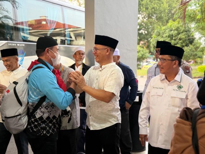 
					Bupati Aneng Sambut Kepulangan 46 Jemaah Haji Kabupaten Kepulauan Anambas Tahun 2026. (Foto : Prokompimda Kepulauan Anambas)
