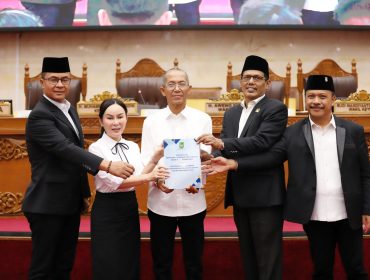 Wali Kota Batam, Amsakar Achmad, didampingi Wakil Wali Kota Batam, Li Claudia menyampaikan Rancangan Peraturan Daerah (Ranperda) tentang Pertanggungjawaban Pelaksanaan APBD Kota Batam Tahun Anggaran 2025 dalam Sidang Paripurna DPRD Kota Batam, Rabu (10/6/2026).