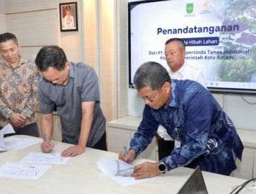 Sekretaris Daerah Kota Batam, Firmansyah, dan Direktur PT Prima Propertindo Utama, Albert Crenna Dessely, menandatangani naskah hibah di Kantor Wali Kota Batam, Kamis (11/6/2026). 