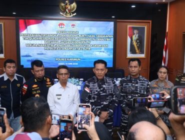 Komandan Komando Daerah Angkatan Laut (Dankodaeral) IV, Laksamana Muda TNI Berkat Widjanarko, S.E., M.Tr.Opsla  memimpin konferensi pers di Markas Lanal Tanjung Balai Karimun, Kepulauan Riau bersama Bupati Karimun, Kakanwil DJBC Khusus Kepulauan Riau, Kapolres Karimun, Kepala Kejaksaan Negeri Karimun, Kepala BNN Karimun, Kepala Kantor Pengawasan dan Pelayanan Bea & Cukai Karimun, Danlanal TBK Jumat (12/6/2026). 
