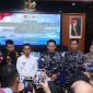 Komandan Komando Daerah Angkatan Laut (Dankodaeral) IV, Laksamana Muda TNI Berkat Widjanarko, S.E., M.Tr.Opsla  memimpin konferensi pers di Markas Lanal Tanjung Balai Karimun, Kepulauan Riau bersama Bupati Karimun, Kakanwil DJBC Khusus Kepulauan Riau, Kapolres Karimun, Kepala Kejaksaan Negeri Karimun, Kepala BNN Karimun, Kepala Kantor Pengawasan dan Pelayanan Bea & Cukai Karimun, Danlanal TBK Jumat (12/6/2026). 