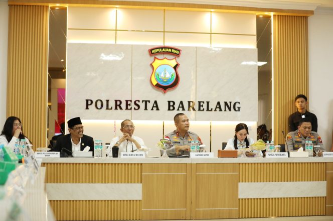 
					Wali Kota Batam, Amsakar Achmad, bersama Wakil Wali Kota Batam, serta Forkopimda Kepri dan Batam, menggelar pertemuan dengan para pengusaha besi tua di Mapolresta Barelang, Senin (15/6/2026). 