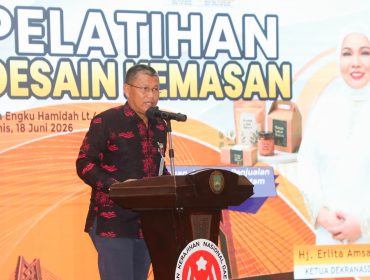 Sekda Kota Batam, Firmansyah, membuka Pelatihan Desain Kemasan bagi pelaku IKM Kota Batam di Kantor Wali Kota Batam, Batam Centre, Kamis (18/6/2026). 