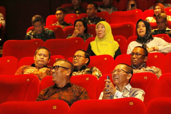 
					Wali Kota Batam, Amsakar Achmad, bersama Wakil Gubernur Kepri, Nyanyang Haris Pratamura, menyaksikan film Tanah Sengketa di Mega XXI Batam, Kamis (25/6/2026). 