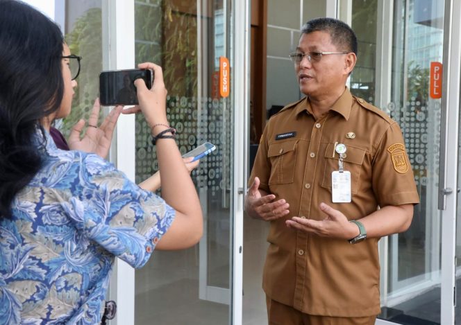 
					Sekda Batam, Firmansyah, memberi keterangan kepada wartawan usai membuka Konsultasi Publik Rancangan Kajian Naskah Akademik Penyusunan Ranperda tentang Penataan Kampung Tua di Harris Hotel Batam Center, Senin (29/6/2026). 