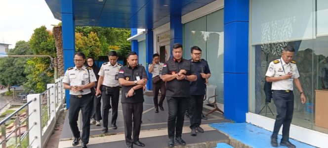 
					Pastikan Pelayanan PrimPastikan Pelayanan Prima, Kabid Dokumen Perjalanan, Izin Tinggal, dan Status Keimigrasian Laksanakan Monitoring Layanan di Kantor Imigrasi Kelas II TPI Belakang Padanga, Kabid Dokumen Perjalanan, Izin Tinggal, dan Status Keimigrasian Laksanakan Monitoring Layanan di Kantor Imigrasi Kelas II TPI Belakang Padang