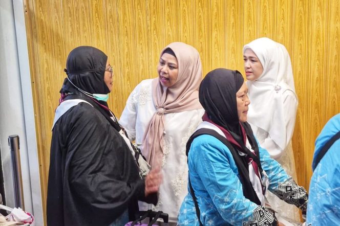
					Ketua TP PKK Kepri Dewi Kumalasari Ansar bersama Ketua BKOW Kepri Nenny Dwiyana Nyanyang menyambut kepulangan Jemaah Haji Klaster Pertama Debarkasi Batam di Bandara Hang Nadim, Senin (1/6/2026). 