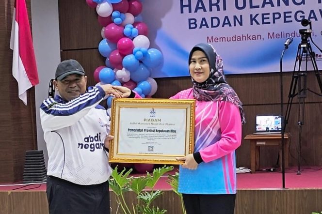 
					Kepala BKD dan KORPRI Provinsi Kepulauan Riau, Yeny Trisia Isabella menerima penghargan Adhi Manawa Nugraha Utamadari Kepala Kantor Regional XII BKN Pekanbaru, Purjiyanta pada peringatan Hari Ulang Tahun (HUT) ke-78 BKN yang berlangsung di Kantor Regional XII BKN Pekanbaru, Sabtu (6/6/2026). 