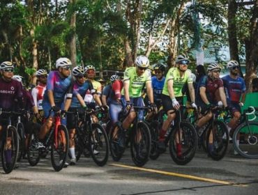 Sejumlah pembalap sepeda di garis awal perhelatan Tour de Bintan pada penyelenggaraan tahun lalu. 