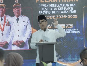 Wakil Gubernur Kepri Nyanyang Haris Pratamura (tengah) memberikan kata sambutan pada pengukuhan Dewan Keselamatan dan Kesehatan Kerja (DK3) Provinsi Kepulauan Riau di Kantor Tribun Batam, Selasa (9/6/2026). 