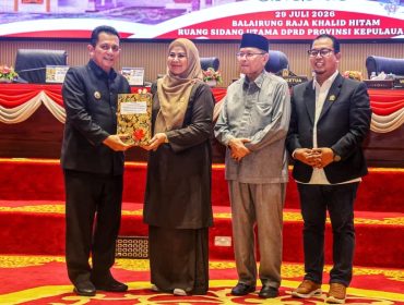 Gubernur Kepri Ansar Ahmad menyerahkan dokumen Perda Pertanggungjawaban APBD Provinsi Kepulauan Riau TA 2025 kepada Wakil Ketua I DPRD Kepri Dewi Kumalasari yang didampingi Wakil Ketua II Tengku Afrizal dan Wakil Ketua III Bakhtiar. 