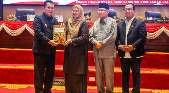 Gubernur Kepri Ansar Ahmad menyerahkan dokumen Perda Pertanggungjawaban APBD Provinsi Kepulauan Riau TA 2025 kepada Wakil Ketua I DPRD Kepri Dewi Kumalasari yang didampingi Wakil Ketua II Tengku Afrizal dan Wakil Ketua III Bakhtiar. 