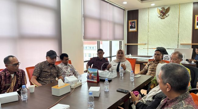 Kepala Bidang PLIP Dinas Komunikasi dan Informatika Provinsi Kepulauan Riau, Ummil Khalish (tengah) menutup sekaligus menyampaikan arahan pada penutupan Bimtek e-Monev KIP 2026 di Kantor Diskominfo Kepri, Kamis (30/7/2026).