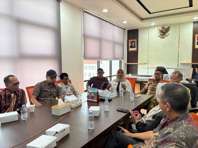 
					Kepala Bidang PLIP Dinas Komunikasi dan Informatika Provinsi Kepulauan Riau, Ummil Khalish (tengah) menutup sekaligus menyampaikan arahan pada penutupan Bimtek e-Monev KIP 2026 di Kantor Diskominfo Kepri, Kamis (30/7/2026).
