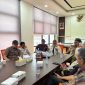 Kepala Bidang PLIP Dinas Komunikasi dan Informatika Provinsi Kepulauan Riau, Ummil Khalish (tengah) menutup sekaligus menyampaikan arahan pada penutupan Bimtek e-Monev KIP 2026 di Kantor Diskominfo Kepri, Kamis (30/7/2026).