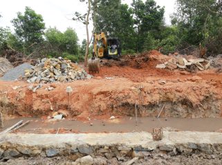 Alat berat melaksanakan pembersihan kawasan sungai di Kampung Purwodadi, Sungai Lekop, Bintan Timur, Senin (27/7/2026). Pemprov Kepri melalui Dinas PUPP tahun 2026 ini melaksanakan pembangunan kanal banjir. (Sumber: Dinas PUPP Kepri)