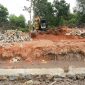 Alat berat melaksanakan pembersihan kawasan sungai di Kampung Purwodadi, Sungai Lekop, Bintan Timur, Senin (27/7/2026). Pemprov Kepri melalui Dinas PUPP tahun 2026 ini melaksanakan pembangunan kanal banjir. (Sumber: Dinas PUPP Kepri)