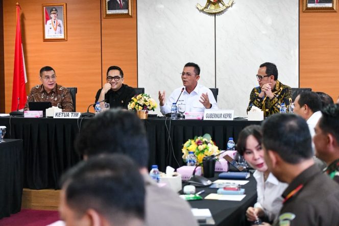 
					Gubernur Kepri, Ansar Ahmad menerima kunjungan spesifik Komisi II DPR RI di Graha Kepri, Kota Batam, Selasa (8/7/2026). Turut hadir dalam pertemuan ini Wamendagri Bima Arya Sugiarto serta Wamen Agraria dan Tata Ruang/Wakil Kepala BPN Ossy Dermawan. 