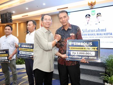 Wali Kota Batam, Amsakar Achmad, menyerahkan insentif untuk RT, RW, dan LPM se-Kecamatan Batuampar di Grand Ballroom AP Premiere, Batuampar, Minggu (12/7/2026) malam. 