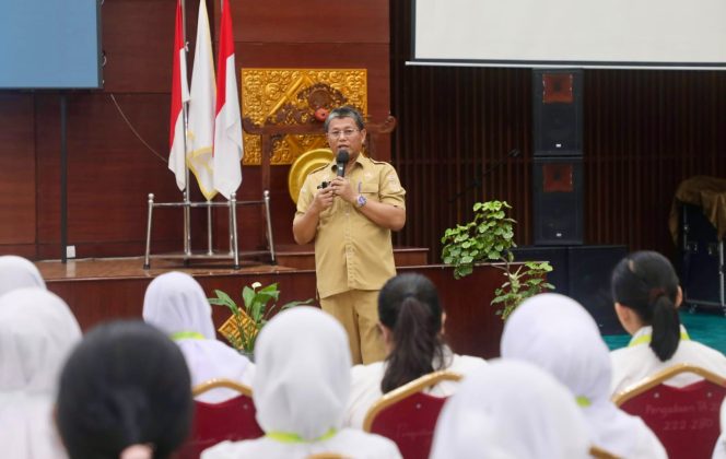 
					Sekda Batam, Firmansyah, memberikan pengarahan saat membuka Latsar CPNS Golongan II dan Golongan III Gelombang II Tahun 2026 bagi peserta dari Pemko Batam dan Pemkab Lingga di Bapelkes Batam, Senin (13/7/2026). 