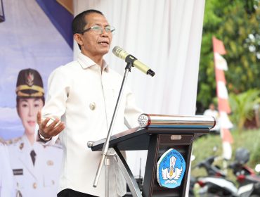 Wali Kota Batam, Amsakar Achmad, menyampaikan sambutan saat peletakan batu pertama pembangunan SMKN 13 Batam di Bengkong, Senin (13/7/2026). 