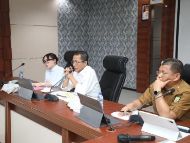Wali Kota Batam, Amsakar Achmad, didampingi Wakil Wali Kota Batam, Li Claudia Chandra, dan Sekda Batam, Firmansyah, memimpin Rapat Evaluasi Triwulan II/Semester I di Kantor Wali Kota Batam, Senin (27/7/2026). 