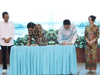Wali Kota Batam, Amsakar Achmad, bersama Wakil Wali Kota Batam, Li Claudia Chandra, menyaksikan penandatanganan PJBTL antara PT PLN Batam dan PT Altiva Identity Data Center di Auditorium Tanjung Kasam, Kantor PLN Batam, Selasa (28/7/2026). 