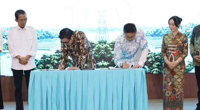Wali Kota Batam, Amsakar Achmad, bersama Wakil Wali Kota Batam, Li Claudia Chandra, menyaksikan penandatanganan PJBTL antara PT PLN Batam dan PT Altiva Identity Data Center di Auditorium Tanjung Kasam, Kantor PLN Batam, Selasa (28/7/2026). 