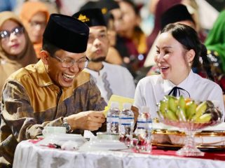 Wali Kota Batam, Amsakar Achmad, berbincang dengan Wakil Wali Kota Batam, Li Claudia Chandra, belum lama ini. 