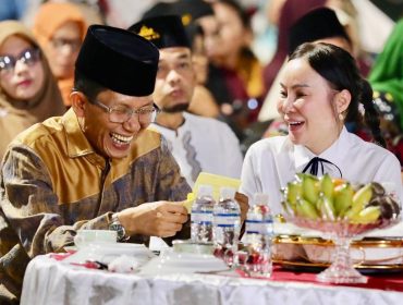 Wali Kota Batam, Amsakar Achmad, berbincang dengan Wakil Wali Kota Batam, Li Claudia Chandra, belum lama ini. 