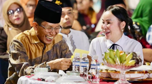 Wali Kota Batam, Amsakar Achmad, berbincang dengan Wakil Wali Kota Batam, Li Claudia Chandra, belum lama ini. 
