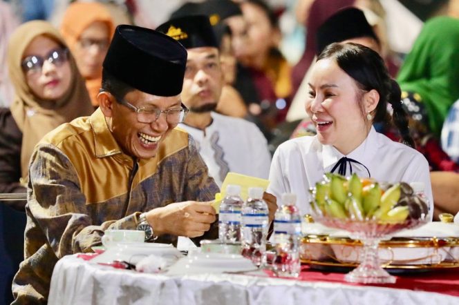 
					Wali Kota Batam, Amsakar Achmad, berbincang dengan Wakil Wali Kota Batam, Li Claudia Chandra, belum lama ini. 