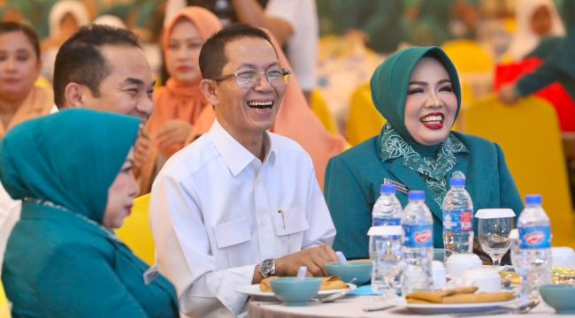 Wali Kota Batam, Amsakar Achmad, bersama Ketua TP-PKK Batam, Erlita Amsakar, menghadiri peringatan HKH PKK ke-54 di Hotel Planet Holiday, Jodoh, Kecamatan Batuampar, Rabu (29/7/2026). 