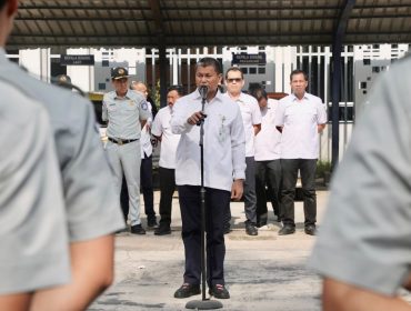 Sekda Batam, Firmansyah, memimpin apel kesiapan pelaksanaan razia gabungan kendaraan bermotor dalam rangka optimalisasi penerimaan PKB dan Opsen BBNKB Tahun 2026 di Kantor Dinas Perhubungan Kota Batam, Rabu (29/7/2026). 