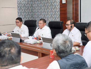 Sekda Batam, Firmansyah, membuka Rapat Koordinasi Evaluasi Keamanan Informasi dan Jaringan Komunikasi Sandi di lingkungan Pemko Batam Tahun 2026 di Kantor Wali Kota Batam, Batam Centre, Rabu (29/7/2026). 