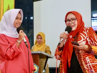 Ketua TP-PKK Batam, Erlita Amsakar, berbincang dengan salah seorang siswi peserta kegiatan Pembinaan Budi Pekerti bagi pelajar di Kecamatan Belakangpadang, Kamis (30/7/2026).