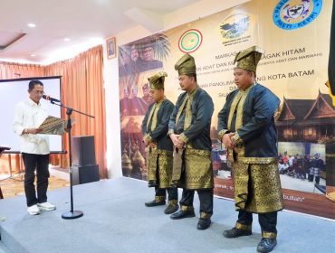 Wali Kota Batam, Amsakar Achmad, melantik Panglima Sambang Kota Batam yang diselenggarakan Pasukan Adat dan Marwah Gagak Hitam di Hotel Vanilla, Batam, Jumat (31/7/2026). Dokumentasi Diskominfo Batam