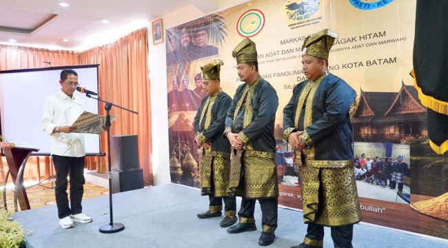 Wali Kota Batam, Amsakar Achmad, melantik Panglima Sambang Kota Batam yang diselenggarakan Pasukan Adat dan Marwah Gagak Hitam di Hotel Vanilla, Batam, Jumat (31/7/2026). Dokumentasi Diskominfo Batam