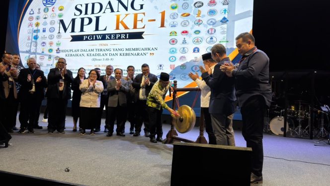 
					Wagub Kepri Nyanyang Haris Pratamura memukul gong, membuka kegiatan Sidang Majelis Pekerja Lengkap (MPL) ke-1 PGIW Kepri tahun 2026 di Gedung Gereja Bethel Indonesua House of Glory, Batam, Senin (6/7/2026). 