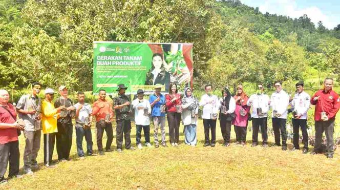 
					Gerakan Tanam Buah Produktif, Wawako Raja Ariza dan Anggota DPD RI Ajeng Serahkan Bantuan Bibit Tanaman