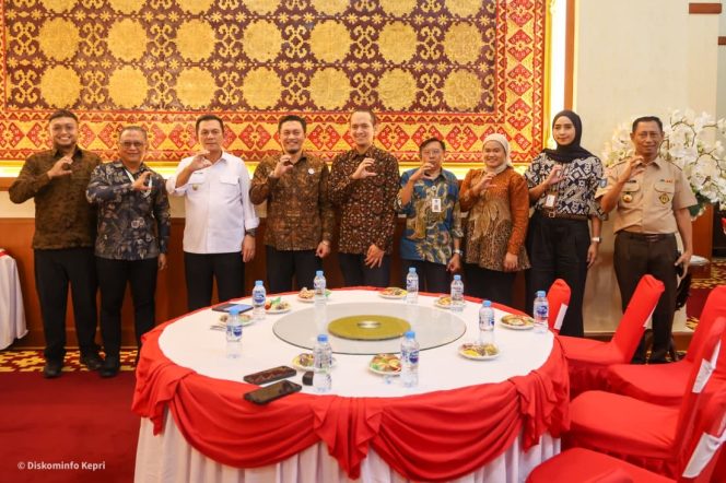 
					Gubernur Kepri Ansar Ahmad (tiga dari kiri) bersama General Manager Sumatera Bagian Tengah PLN Icon Plus, Pepen Efendi (dua dari kiri) berfoto bersama usai silaturahmi di Gedung Daerah, Tanjungpinang, Kamis (27/8/2026). 