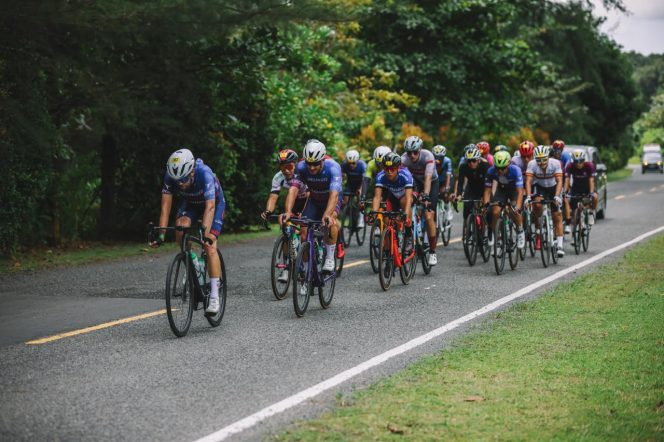 
					Pesepeda dari berbagai negara menyusuri jalan Bintan dalam balap sepeda Tour De Bintan