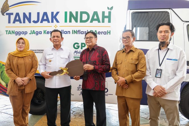 
					Gubernur Kepulauan Riau Ansar Ahmad menerima armada Tanggap Jaga Kestabilan Inflasi Daerah (Tanjak Indah) dari Kepala Perwakilan Bank Indonesia Kepri Rony Widijarto di Gedung Daerah, Tanjungpinang, Senin (3/8/2026).